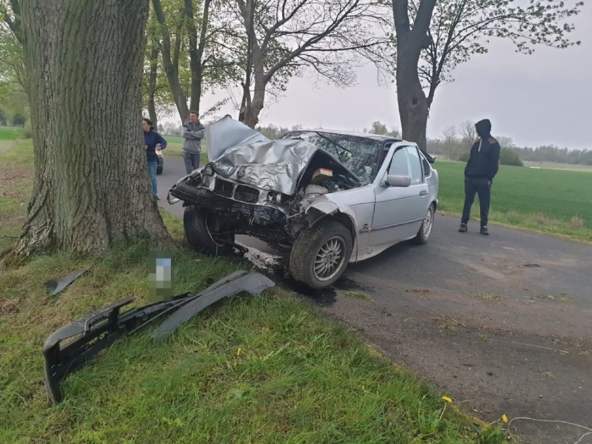 Wypadek między Liniami a Rzepnowem. Kierowca wjechał w drzewo [ZDJĘCIA]