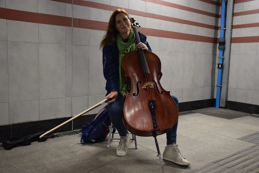 Grała na wiolonczeli w konińskim tunelu. Jest wykształconym muzykiem. Pani Tatiana chce razem z rodziną jeździć po świecie i grać na ulicach