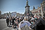 Kraków. Protest pielęgniarek na Rynku Głównym [ZDJĘCIA, WIDEO]