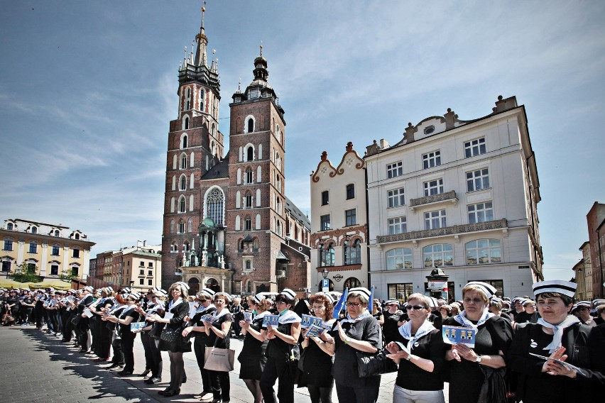 Kraków. Protest pielęgniarek na Rynku Głównym [ZDJĘCIA, WIDEO]