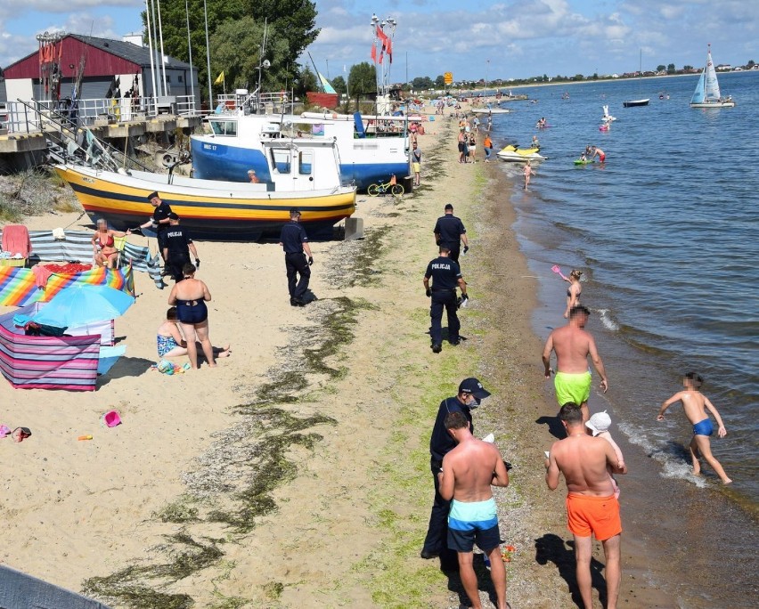 Przez wakacje 2020 policjanci z puckiej komendy prowadzili działania profilaktyczno-ostrzegawcze pt. Wakacyjna Akcja „Plaża”