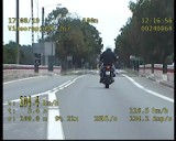 Szalona jazda motocyklisty. 34-latek jechał drogą krajową 94 na stojąco, bez trzymania kierownicy i na jednym kole. Przekroczył też prędkość