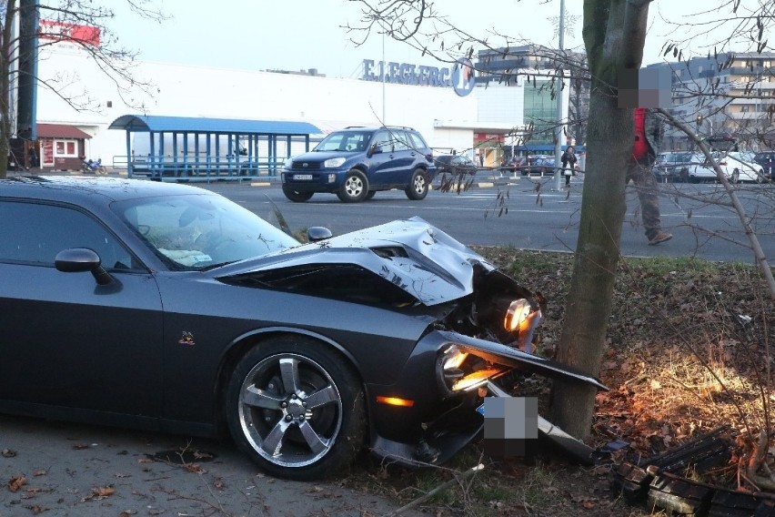 Pracownik myjni rozbił na drzewie luksusowe auto klienta. Kto za to zapłaci? [ZDJĘCIA]