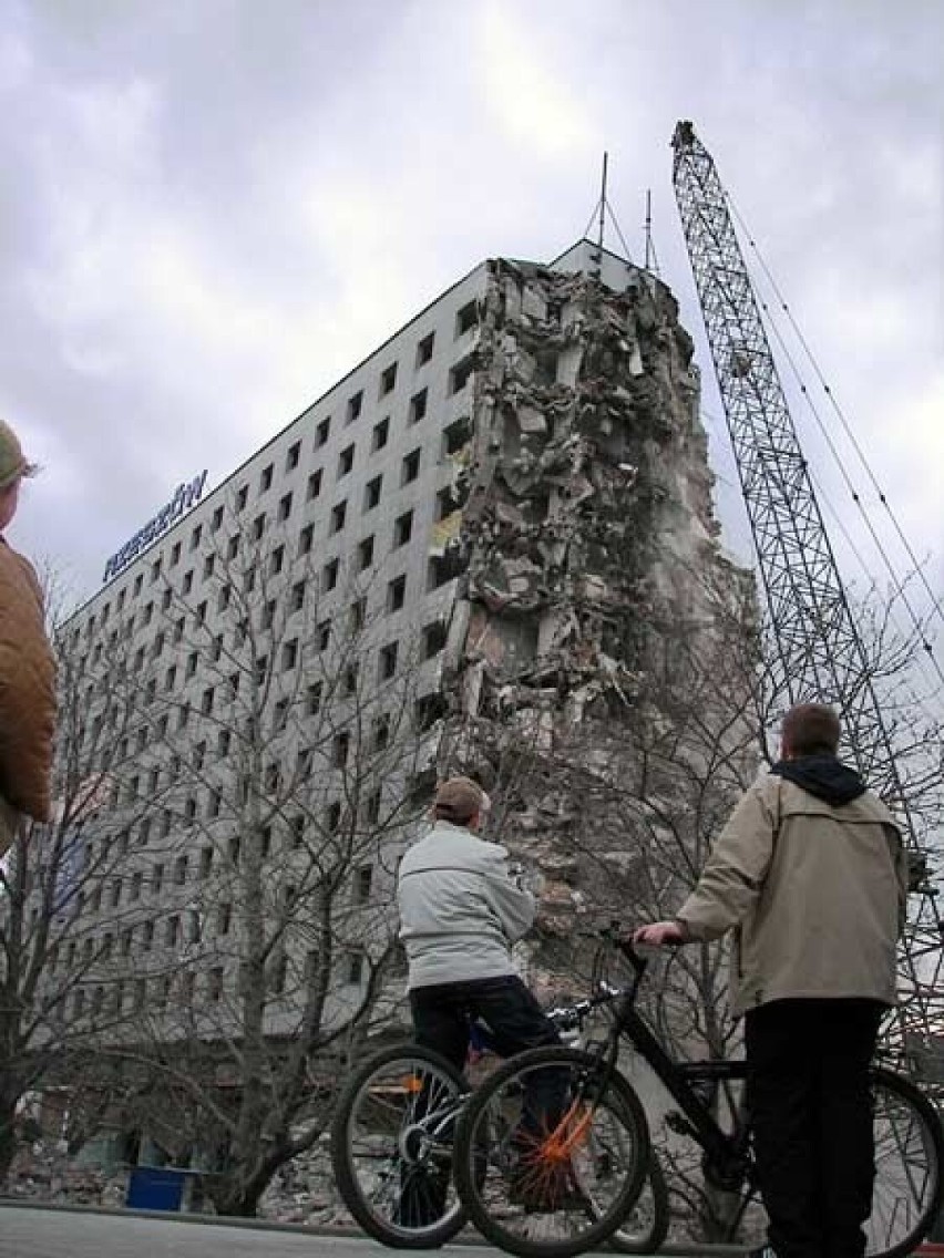 Piętnaście lat temu wyburzono Hotel Rzeszów będący jednym z symboli miasta [zdjęcia]