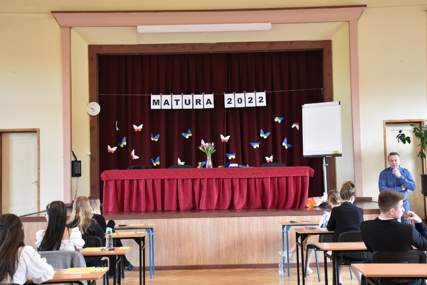 Matura z matematyki w Liceum nad jeziorem w Człuchowie - zdjęcia maturzystów tuż przed egzaminem! ZDJĘCIA
