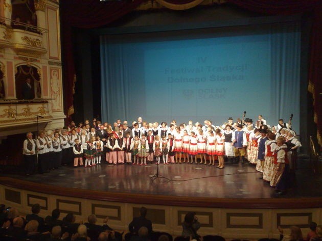 Dzięki życzliwości Dolnośląskiego Urzędu Marszałkowskiego, od 4 lat spotykają się w listopadzie w Operze Wrocławskiej, by wspólnie bawić się i starszym przypominać, a młodszym prezentować to ginące tradycji ludowej.