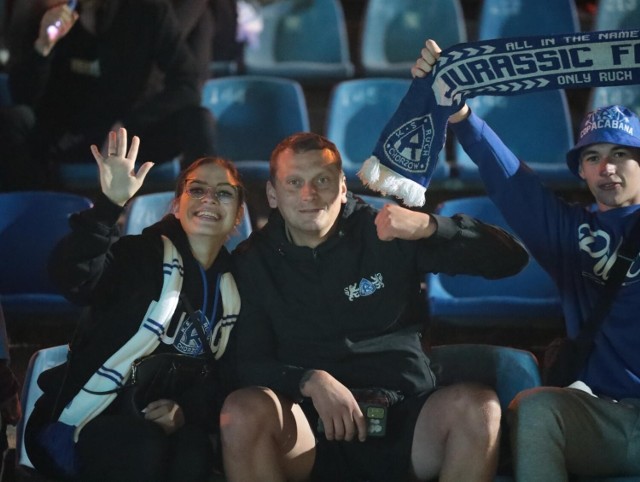 Wielkie Derby Śląska pomiędzy Górnikiem i Ruchem oglądało na telebimach na Cichej 4 tysiące fanów Niebieskich

  Zobacz kolejne zdjęcia. Przesuwaj zdjęcia w prawo - naciśnij strzałkę lub przycisk NASTĘPNE