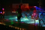 Wodne show w aquaparku. Aerobik w wodzie przy muzyce i laserach