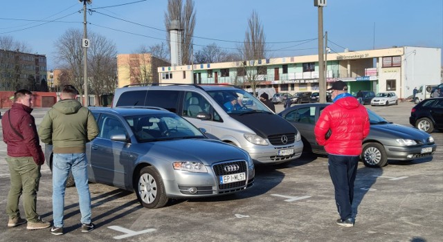 Giełda samochodowa w Piotrkowie 2021. Na piotrkowskiej autogiełdzie pustki. Jakie są oferty, jakie CENY?