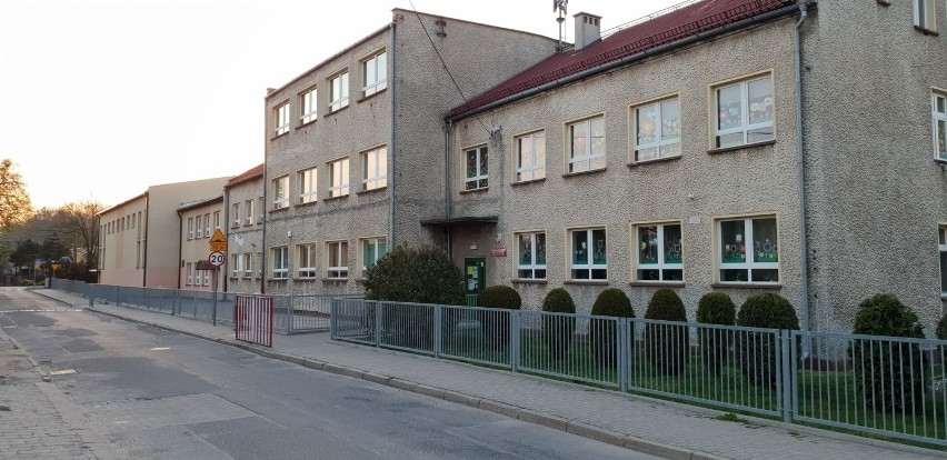Budynek Szkoły Podstawowej nr 2 w Strzelcach Opolskich z...
