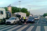 Wypadek na skrzyżowaniu ulicy Legionów z aleją Włókniarzy. Ciężko ranny policjant