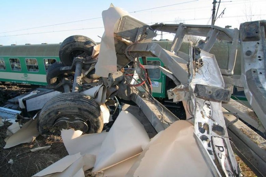 Katastrofa kolejowa na przejeździe w Polednia pochłonęła...