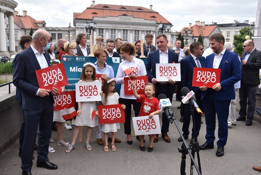 Kampania prezydencka 2020 w Kaliszu. Ministrowie i posłowie PiS namawiali do głosowania na Andrzeja Dudę ZDJĘCIA