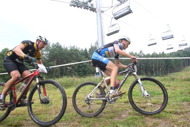 Rywalizacja na trasie zawodów podczas Family Cup w kolarstwie górskim była bardzo zacięta. Na zdjęciu Filip Konieczny z Buczkowic w województwie śląskim (z lewej) i Mateusz Sabatowski z Pruchnika w województwie podkarpackim w trakcie wyścigu mężczyzn na 25 kilometrów (kategoria F).