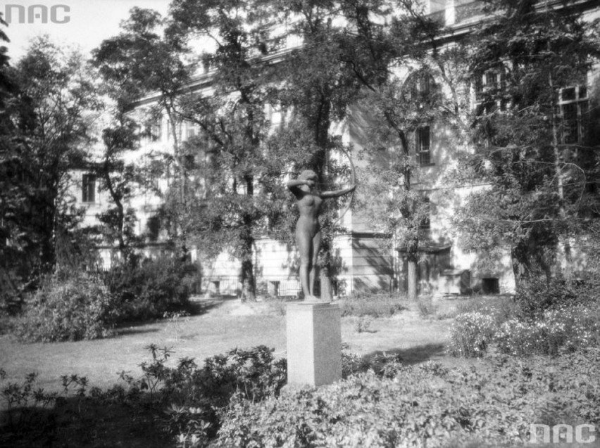 Na zdjęciu: Rzeźba Łuczniczka w parku Jana Kochanowskiego...