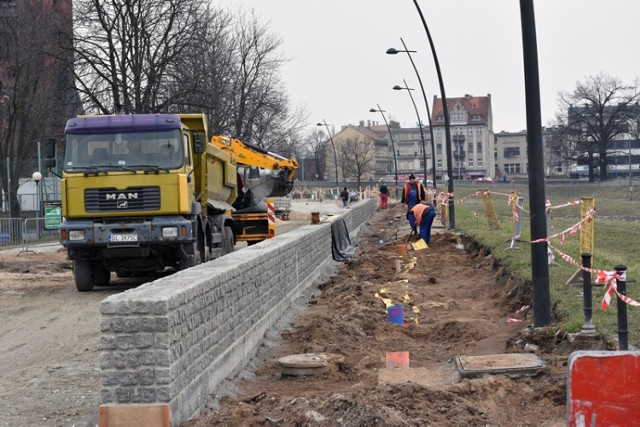 W Legnicy nad Kaczawą powstaje bulwar, jest już kilkadziesiąt metrów muru.