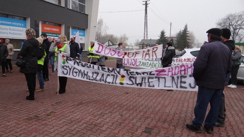 Dziś od godz. 11. mieszkańcy powiatu kutnowskiego pikietowali na DK 92 w Bedlnie żądając poprawy bezpieczeństwa w tym miejscu.