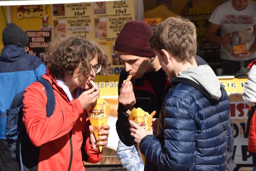 Zlot food trucków w Opolu. Na opolskim Rynku trwa Food Fest. Są pyszności z całego świata. Także dla wegan