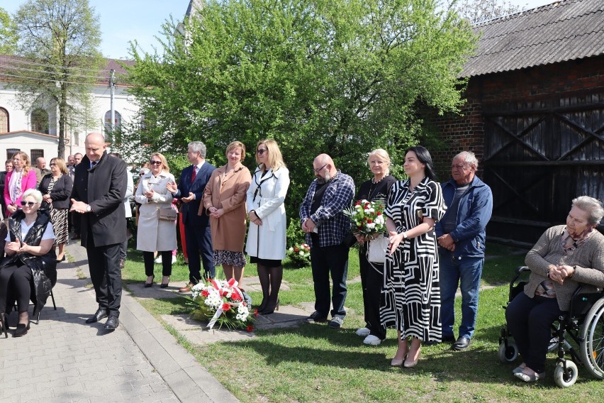 Dzień Pamięci Ofiar Zbrodni Katyńskiej w gminie Gidle. Odsłonięcie kamienia pamięci Stanisława Zatońskiego w Pławnie