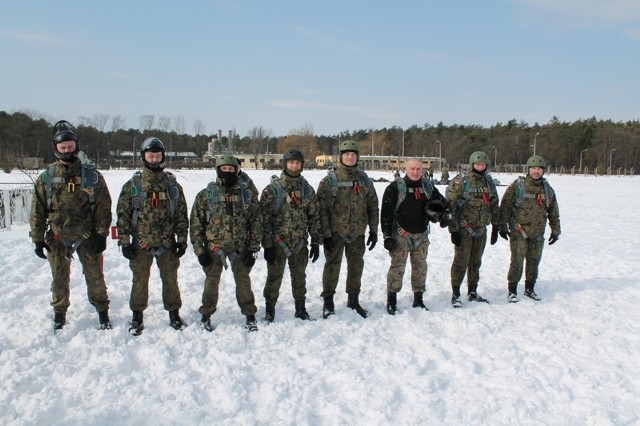 Razem z żołnierzami skakał dowódca 25. BKPow. gen. bryg. Marek Sokołowski.