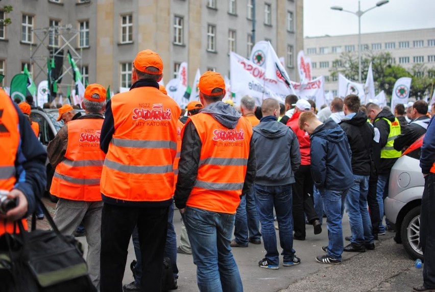 Górnicy na demonstracji w Katowicach. Pojechali bronić swoich miejsc pracy