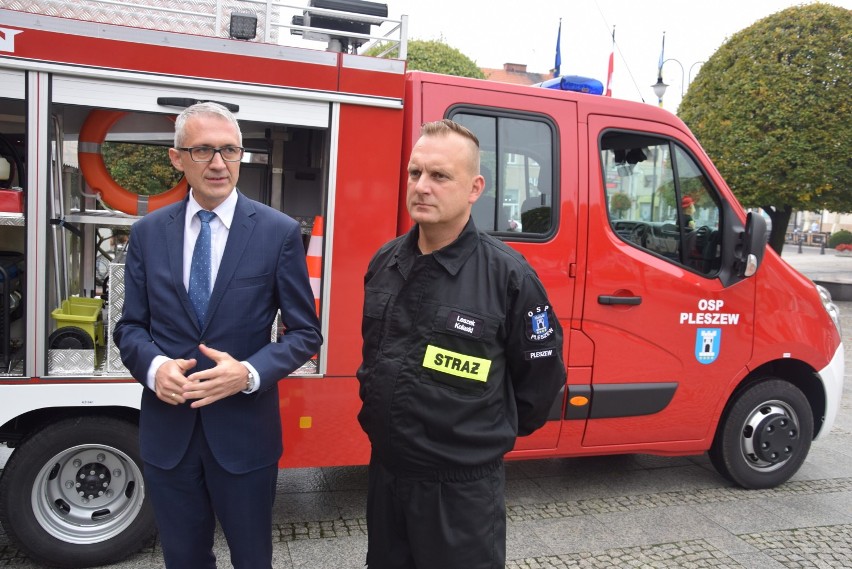 Ochotnicza Straż Pożarna w Pleszewie z nowym wozem ratowniczo - gaśniczym