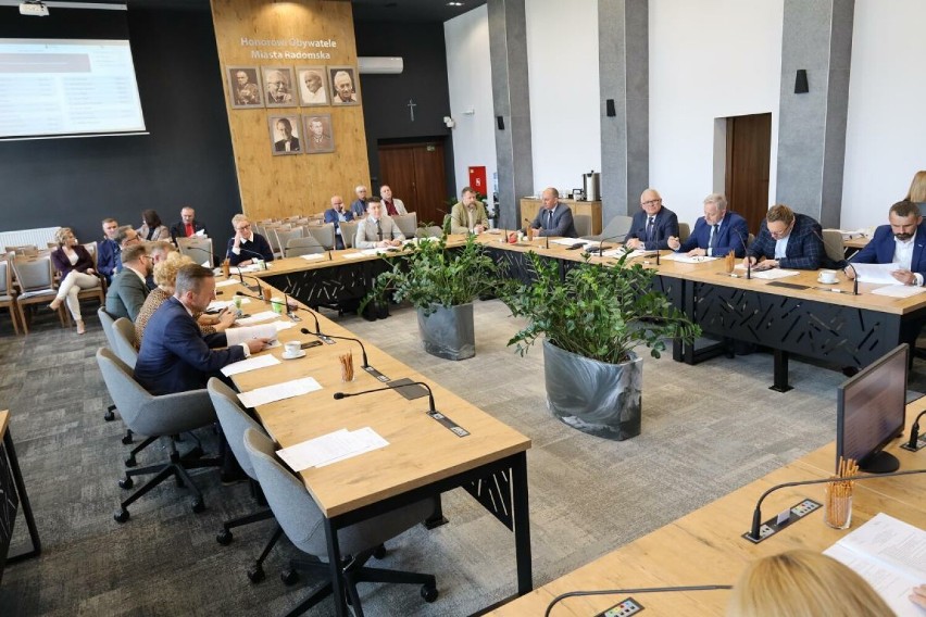 Ostatnia nadzwyczajna sesja Rady Miejskiej w Radomsku tej kadencji. ZDJĘCIA