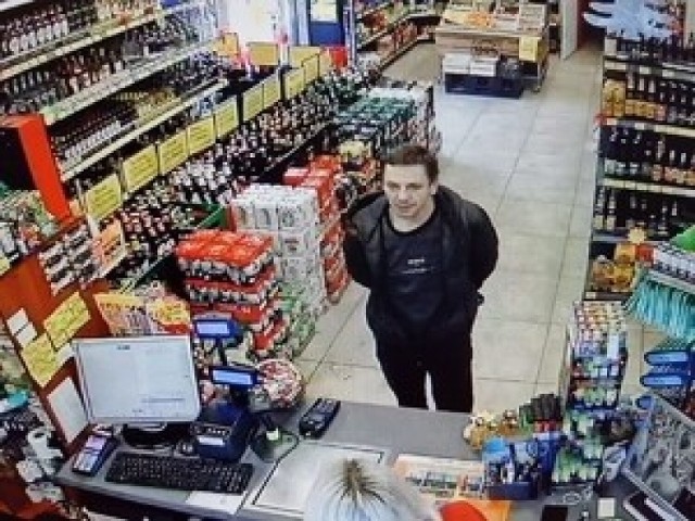 Mężczyzna, którego wizerunek opublikowała policja, 14 stycznia kopnął w przeszklone drzwi wejściowe do sklepu w Połomi