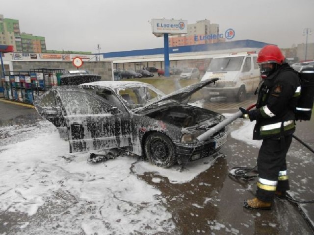 Pożar osobowego BMW przed marketem w Ostrowcu Świętokrzyskim.