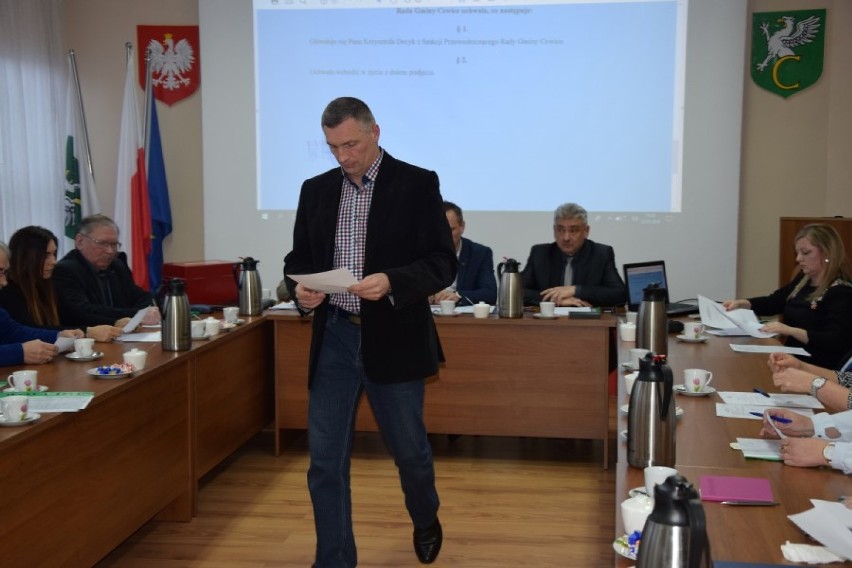 Krzysztof Decyk, przewodniczący rady gminy Cewice zostaje na swoim stanowisku ZDJĘCIA, WIDEO