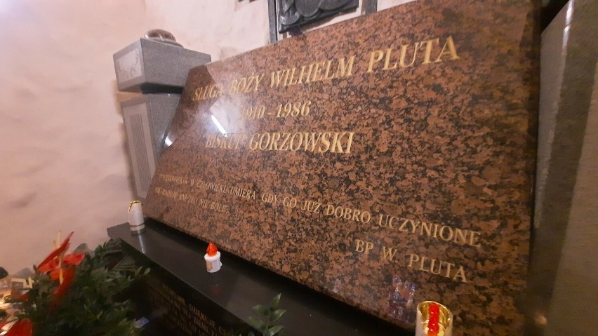 Bp Wilhelm Pluta pochowany jest w kruchcie gorzowskiej...