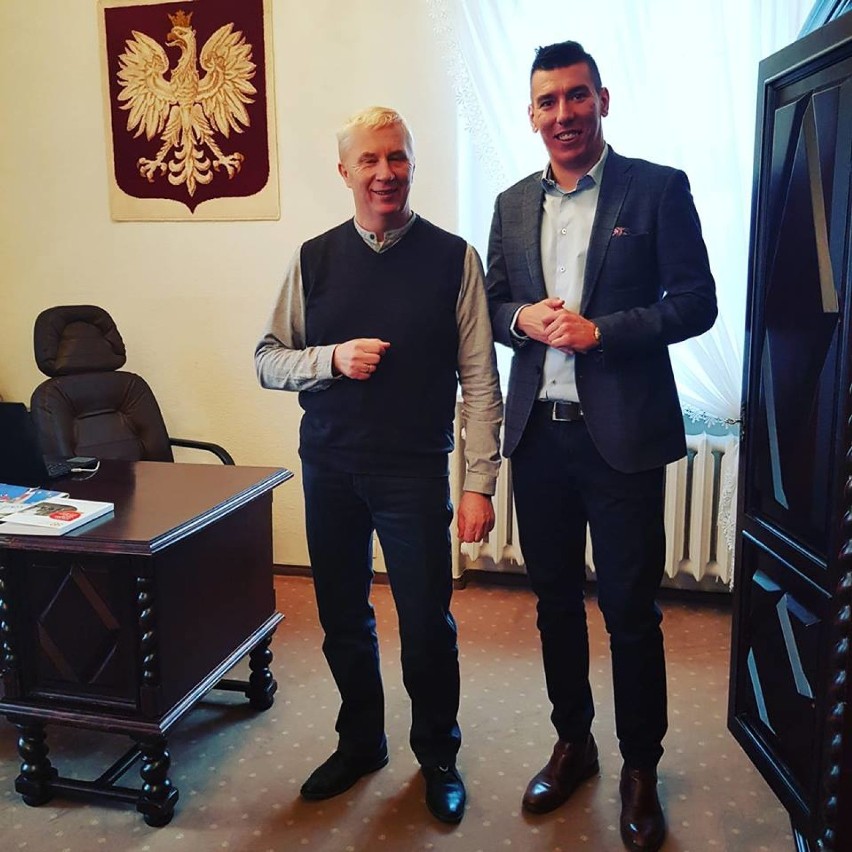 Burmistrz Dariusz Maniak z wiceburmistrzem Piotrem Nogalą