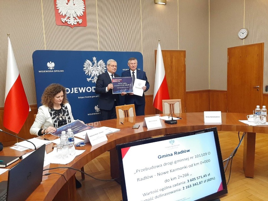 Wojewoda opolski podpisał z samorządowcami umowy o...