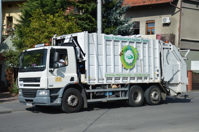 Śmieciarka miejskiej spółki BZUK z Bochni