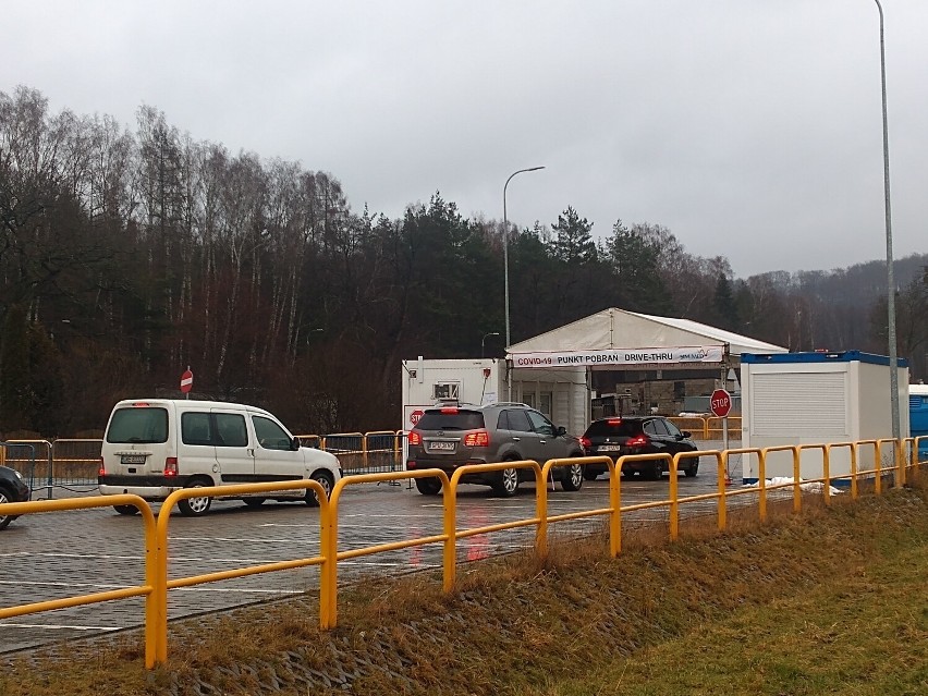 Długie kolejki do mobilnego punktu testowania na obecność koronawirusa przy szpitalu w Wejherowie