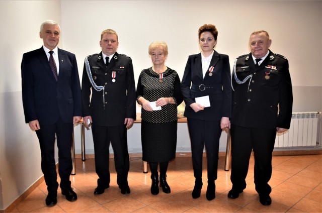 Dh Dariusz Grzeszkowiak został odznaczony Srebrnym Medalem „Za Zasługi dla Pożarnictwa”, natomiast Dh Łucja Górna i Weronika Zydorczak zostały odznaczone Brązowym Medalem „Za Zasługi dla Pożarnictwa”