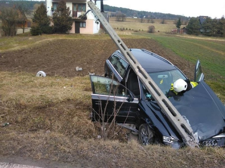 Zderzenie dwóch samochodów i uszkodzony słup energetyczny