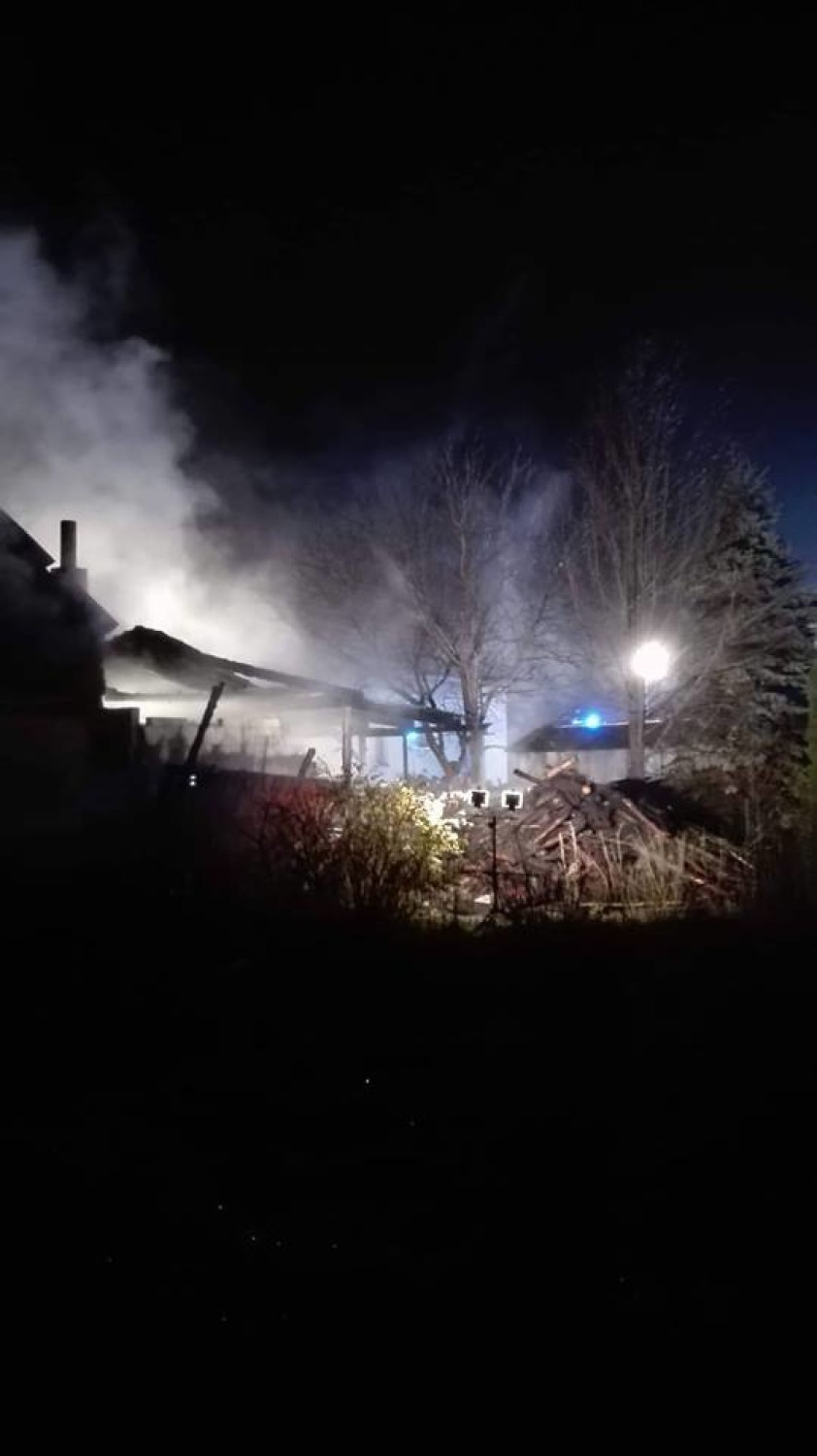Pożar zabudowań gospodarczych w Stężycy - 67-kobieta trafiła do szpitala