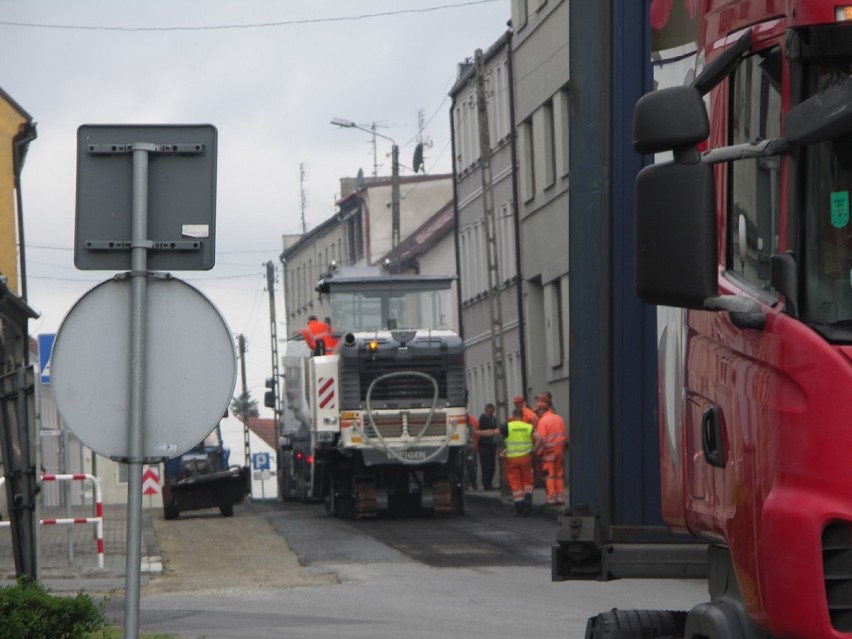 DK15: Utrudnienia na drodze krajowej w Zdunach. Frezują jezdnię i będą układać asfalt [ZDJĘCIA]