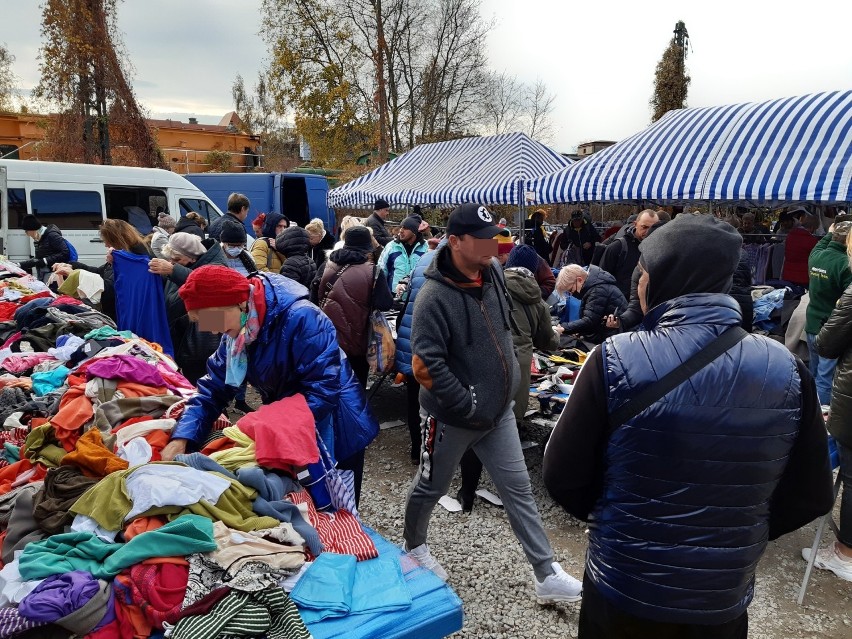 Spodnie za 10 zł, kosmetyki za 5 zł... Zobacz, co można kupić na targowisku na Świebodzkim! (CENY)