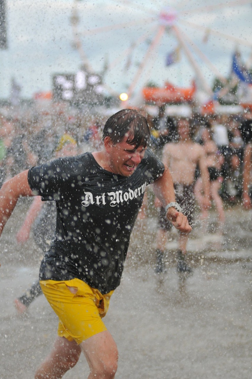 Filip Chajzer wskoczył do błota na Przystanku Woodstock...