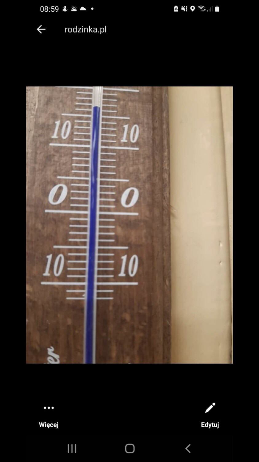 Termometr w jednej z sal, wskazujący 16 stopni Celsjusza