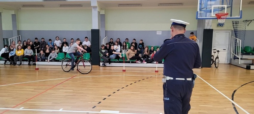 Egzamin na kartę rowerową pod okiem kutnowskich policjantów
