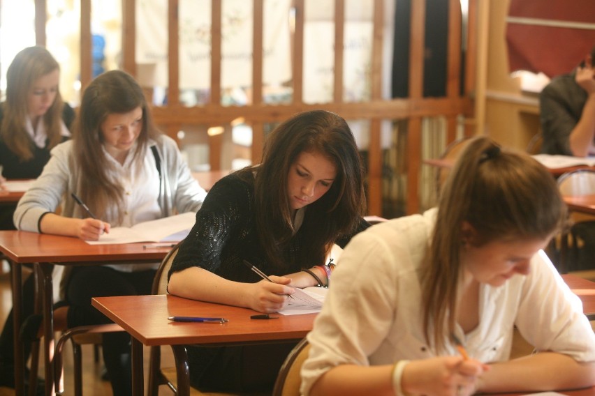 Radzionków. Uczniowie pisza próbny egzamin gimnazjalny...