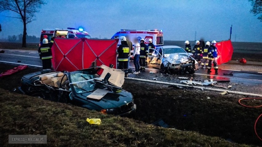 Dwie osoby nie żyją, pięć jest rannych, w tym dwie ciężko. Tragiczny początek weekendu na dolnośląskich drogach [ZDJĘCIA]