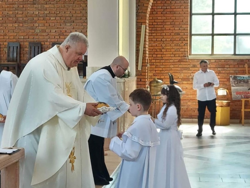 Piękną uroczystość Pierwszej Komunii Świętej w parafii...