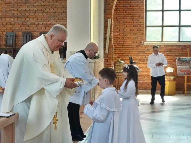 Piękną uroczystość Pierwszej Komunii Świętej w parafii świętego Kazimierza Królewicza w Ostrowcu. Zobacz zdjęcia >>>