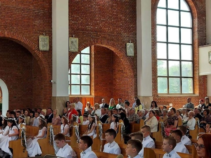 Pierwsza Komunia Święta w parafii świętego Kazimierza Królewicza w Ostrowcu Świętokrzyskim. Piękna uroczystość. Zobacz zdjęcia