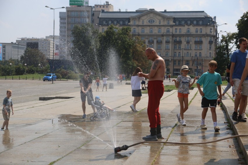 Kurtyny wodne w upały w Warszawie