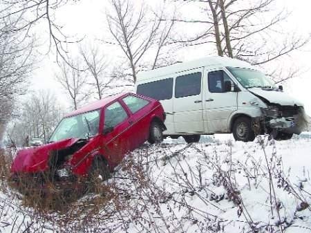 Volkswagen bus po zderzeniu odwrócił się na lodzie o 180 stopni.
   FOT. BERNARD &amp;pound;&amp;Ecirc;TOWSKI